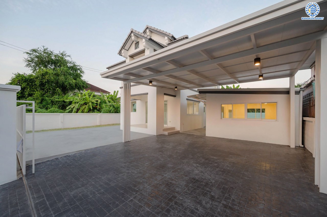 บ้านมือสองตกแต่งใหม่ โครงการ กฤษดานคร18 พุทธมณฑลสาย3 เนื้อที่ 74 ตร.ว. บนพื้นที่ใช้สอย 158.9 ตร.ม. อีกระดับของฟังก์ชัน 4 ห้องนอน 3 ห้องน้ำ จอดรถได้ 2 คัน พร้อม 1 ห้องอเนกประสงค์สุด Private ที่สามารถปรับการใช้งานได้หลากหลาย บนทำเลศักยภาพเชื่อมต่อหลายเส้นทาง ใกล้เซ็นทรัลปิ่นเกล้า ม.มหิดล และทางด่วน "ศรีรัช"